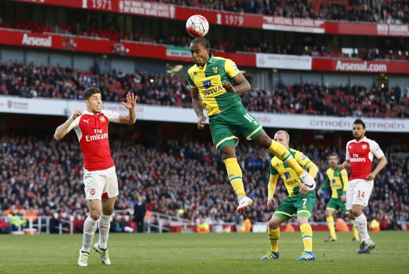 Dalam pertandingan antara Arsenal melawan Norwich City di Barclays Premier League, Emirates Stadium, (1/5), tampak pemain Norwich Cameron Jerome sedang menyundul bola.