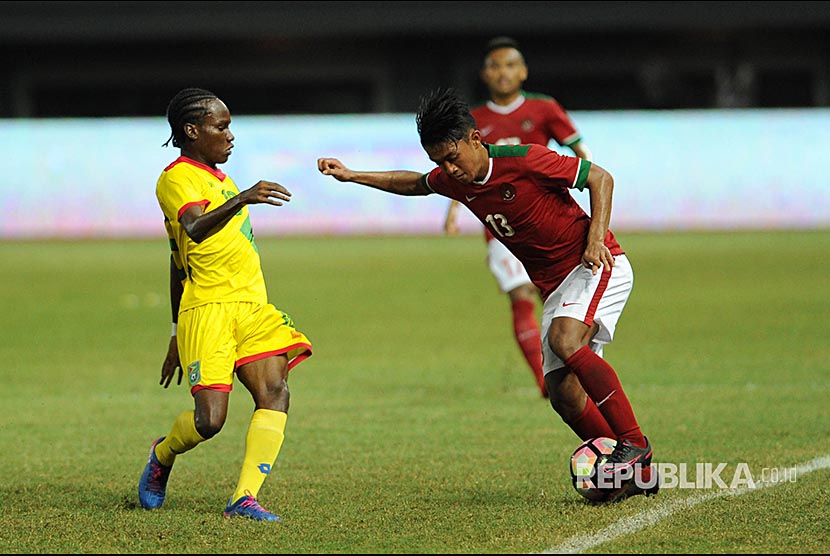Winger Indonesia Febri Haryadi (Kanan) berusaha melewati pemain Guyana Kelsy Benjamin (Kiri)  dalam pertandingan persahabatan Indonesia melawan Guyana di Stadion Patriot Chandrabhaga,  Bekasi, Jawa Barat, Sabtu (25/11). 