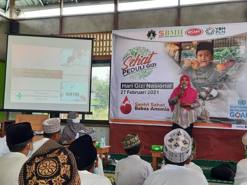 Dalam rangka Hari Gizi Nasional tahun 2021, BMH membagikan paket makanan bergizi dan suplemen tambah darah untuk santri Pondok Tahfidz Hidayatullah Batulayang, Pontianak.