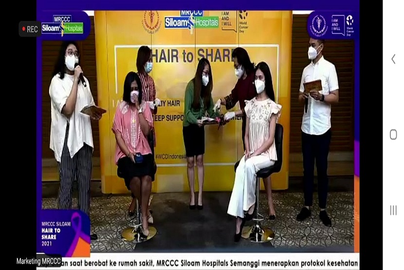  Dalam rangka Hari Kanker Sedunia 2021, Yayasan Kanker Indonesia dan MRCCC Siloam Hospital menggelar kegiatan Hair-to-Share, yang merupakan kegiatan mendonasikan rambut bagi pasien kanker.