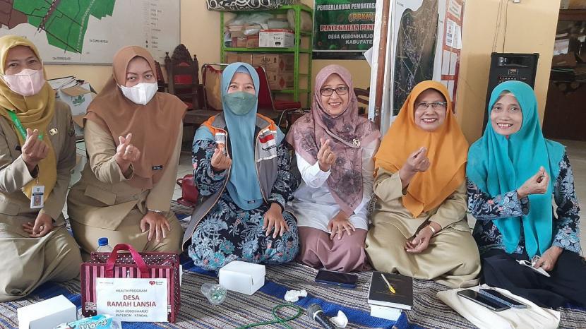 Dalam rangka Hari Lanjut Usia Nasional, Rumah Zakat melalui relawannya menyerahkan bantuan alat berupa check laborat dan alat tensi darah. 