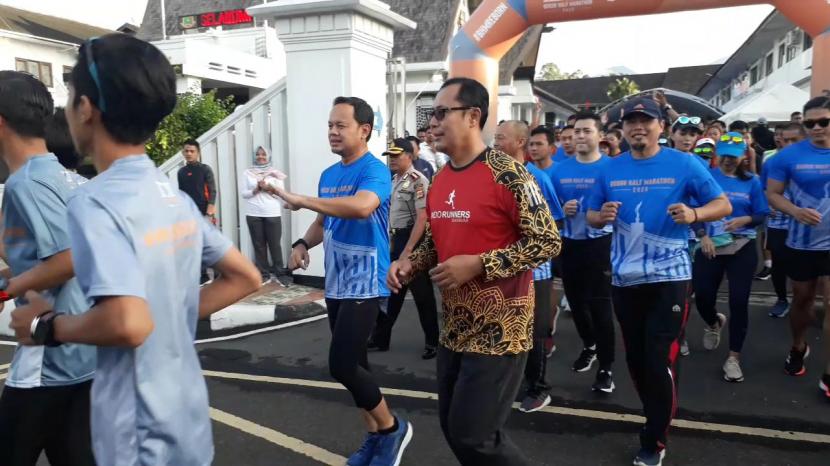 Dalam rangka kampanye hidup sehat cegah corona, Wali Kota Sukabumi Achmad Fahmi dan Wali Kota Bogor Bima Arya mengikuti Race Ready Batch 2 For Bogor Half Marathon 2020 yang dilepas dari Balai Kota Sukabumi, Sabtu (7/3).