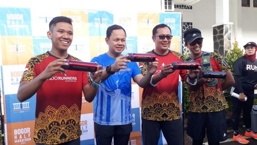 Dalam rangka kampanye hidup sehat cegah corona, Wali Kota Sukabumi Achmad Fahmi dan Wali Kota Bogor Bima Arya mengikuti Race Ready Batch 2 For Bogor Half Marathon 2020 yang dilepas dari Balai Kota Sukabumi, Sabtu (7/3).(Republika/Riga Nurul Iman)