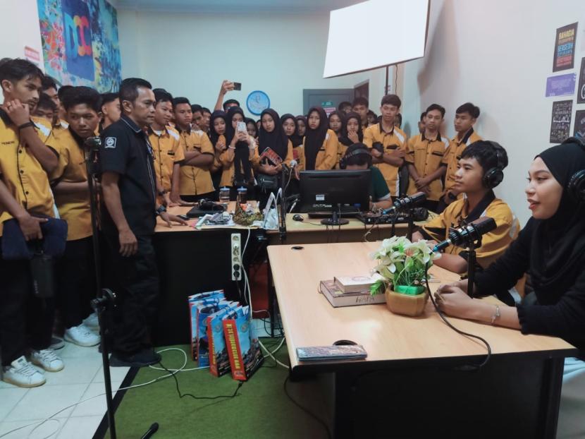 Dalam rangka kunjungan industri, SMK Negeri 1 Sambas menyambangi Kampus Digital Kreatif Universitas BSI (Bina Sarana Informatika) kampus Pontianak. 