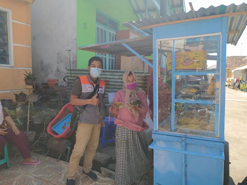 Dalam rangka membantu masyarakat terdampak pandemi termasuk pedagang kecil, Rumah Zakat melalui program Action Fun Beli Beri Rumah Zakat menyasar pedagang di Kelurahan Butuh salah satunya Tri Wahyuni.