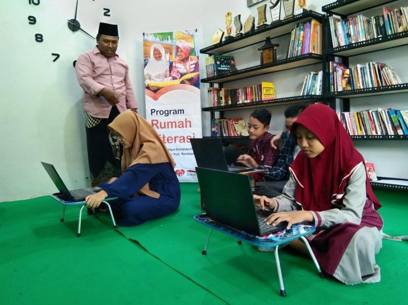 Dalam rangka membekali anggota Rumah Literasi Ajisaka untuk bisa menyesuaikan diri dengan dunia digital, Rumah Zakat melalui relawannya di Desa Berdaya Doropayung menginisiasi untuk membeli laptop baru guna menunjang pembelajaran siswa. 