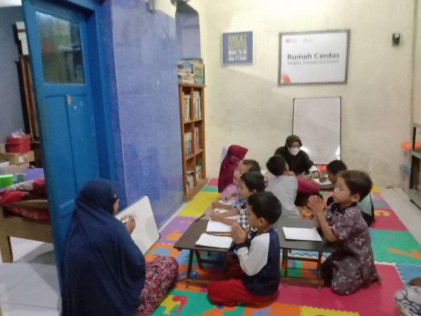 Dalam rangka memberantas buta huruf, Rumah Zakat membuka kelas membaca untuk anak-anak usia sekolah Dasar di Desa Banjaranyar, Kecamatan Balapulang Kabupaten Tegal.