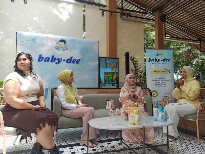 Dalam rangka memberi edukasi pada para ibu yang memiliki anak usia nol hingga tiga tahun mengenai pentingnya menjaga kesehatan kulit bayi dan anak, Babydee mengadakan event Momfluencer Gathering yang digelar untuk pertama kalinya di Kota Bandung.