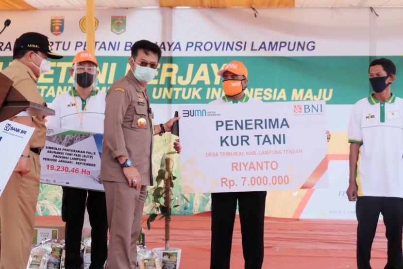 Menteri Pertanian Sahrul Yasin Limpo (ketiga kiri) dan Gubernur Lampung Arinal Djunaidi (kiri) secara simbolis KUR BNI di Bandar Lampung, Selasa (6 Oktober 2020). Pada kesempatan yang sama, BNI dan Pemerintah Provinsi Lampung meluncurkan Kartu Petani Berjaya yang dapat dimanfaatkan untuk pengajuan KUR BNI secara digital. Per September 2020, BNI telah menyalurkan KUR Tani sebesar Rp 3,948 triliun kepada 119.884 debitur.