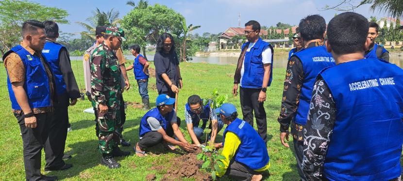 Dalam rangka memperingati Hari Air Dunia ke-31, Dinas Pekerjaan Umum dan Penataan Ruang (DPUPR) Provinsi Banten melakukan kegiatan bersih-bersih Situ Terate, yang terletak di Kecamatan Cikande, Kabupaten Serang, Banten.