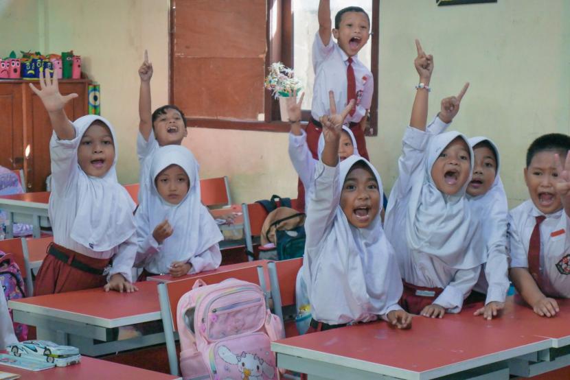 Dalam rangka memperingati Hari Kemerdekaan ke-79 Indonesia, Sinar Primera Group membagikan buku tulis, alat tulis, dan Alquran ke sekolah-sekolah dasar di berbagai daerah. Langkah tersebut diambil dalam upaya mendukung pendidikan masyarakat.