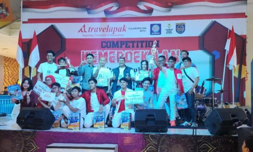 Dalam rangka memperingati Hari Kemerdekaan RI ke-79, Universitas BSI (Bina Sarana Informatika) Kampus Margonda berkolaborasi dengan Travelapak sukses menggelar acara lomba fashion dan band di Depok Town Square.