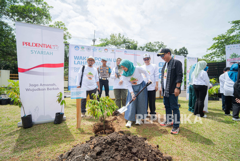 Prudential Syariah Dukung Pengurangan Emisi Lewat Penanaman Pohon di Banten