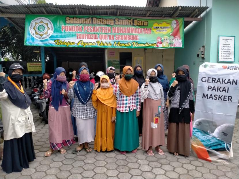 Dalam rangka memperingati hari Santri Nasional, Rumah Zakat membagikan masker ke dua pondok pesantren, yaitu pondok pesantren Muhammadiyah Tahfidzul Quran Srumbung dan pondok pesantren Darul Mujahidin Muntilan, Rabu (21/10).