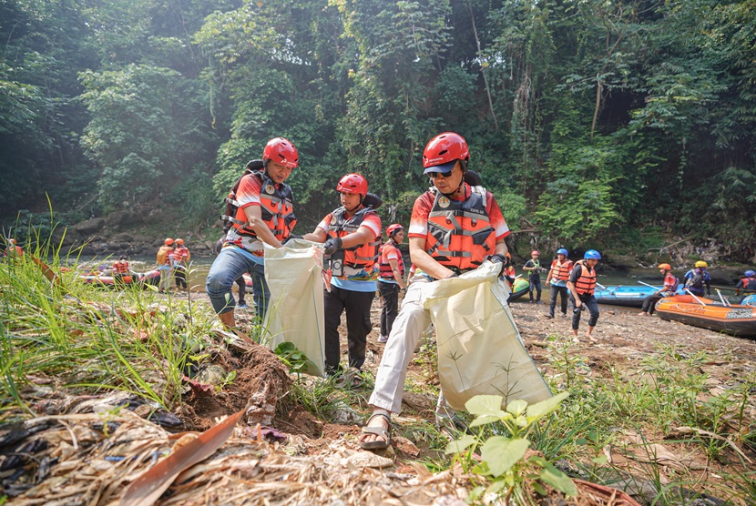 Dalam rangka memperingati HUT ke-79 Kemerdekaan Republik Indonesia, PT Pertamina Patra Niaga melaksanakan aksi nyata dengan membersihkan Sungai Ciliwung dari sampah dan menggelar Bendera Merah Putih sepanjang 79 meter.