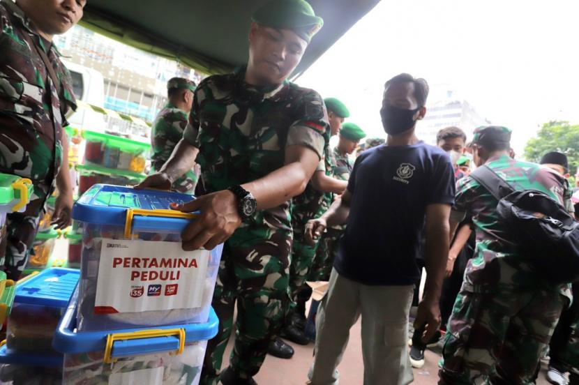  Dalam rangka memperingati HUT TNI ke 77, TNI membagikan paket sembako kepada masyarakat sekitar. Kegiatan ini berlangsung di berbagai titik di Jakarta, Rabu (05/10/2022).
