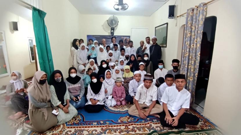 Dalam rangka memperingati Maulid Nabi Muhammad SAW, Universitas Krisnadwipayana (Unkris) menggelar kegiatan santunan bagi anak yatim pada Jumat (21/10/2022). 