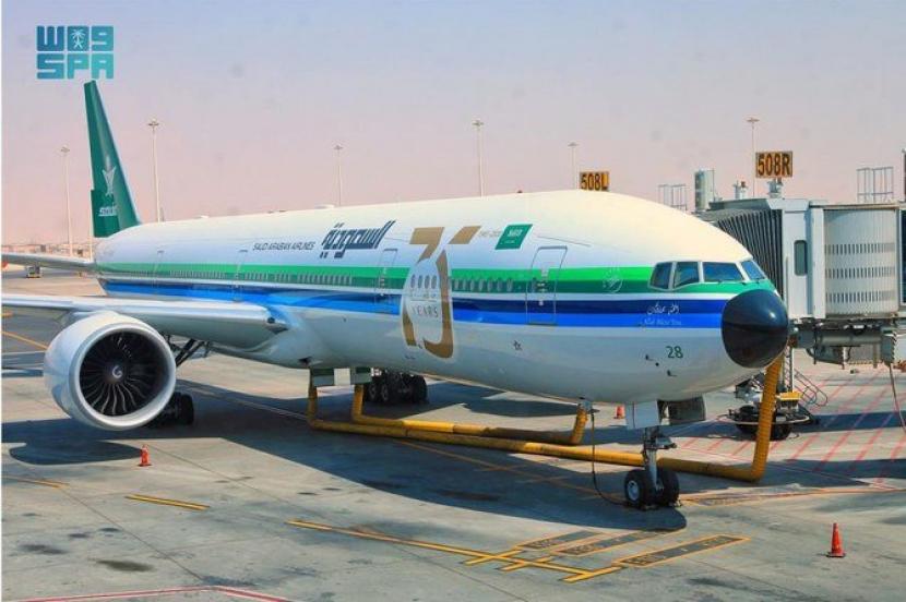Saudia Aktifkan Kembali Penerbangan Jeddah- Los Angeles . Dalam rangka memperingati penerbangan pertama Raja Abdul Aziz bin Abdulrahman, pesawat Boeing B777-300 Saudia Airlines menampilkan edisi khusus dengan dihiasi logo maskapai era 1970-an dan 1980-an. Saudia Airlines merayakan ulang tahun ke-76 ini dengan melakukan penerbangan dari ibu kota Riyadh ke Taif. 