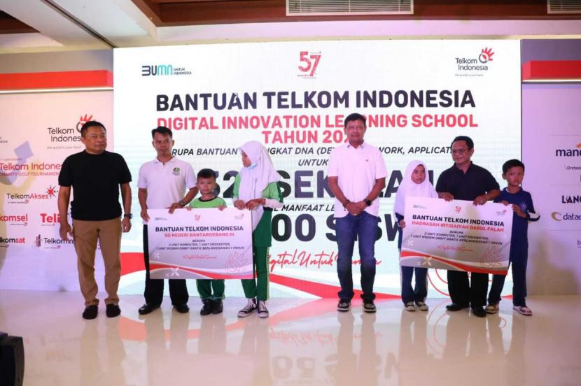 Dalam rangka mendukung digitalisasi sektor pendidikan, PT Telkom Indonesia (Persero) Tbk (Telkom) menyerahkan bantuan berupa perangkat Device, Network, Application (DNA) ke 321 sekolah di seluruh Indonesia.