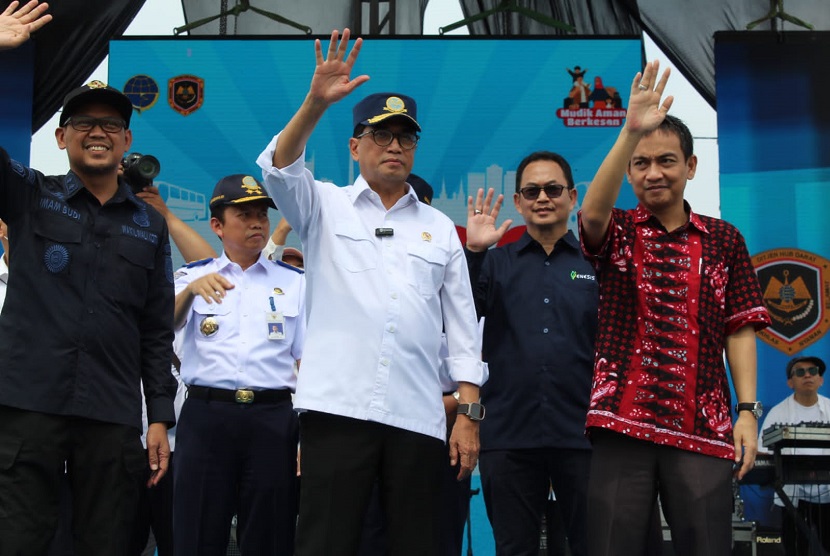 Menteri Perhubungan Budi Karya Sumadi (tengah), Budi Karya Sumadi mengatakan bahwa pengaturan penerbangan VVIP dan reguler berjalan lancar saat puncak kedatangan tamu KTT ke-42 ASEAN di Bandara Komodo, Labuan Bajo, Nusa Tenggara Timur, Selasa (9/5).