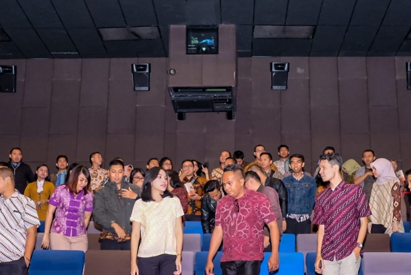 Dalam rangka mengapresiasi kinerja Polri dalam memberantas terorisme dan radikalisme, karyawan Bank BJB menggelar nonton bareng (nobar) film ‘22 Menit’ di CGV Paskal 23 Mall, Bandung, Kamis (19/7). 