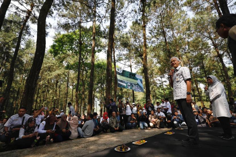 Dalam rangka menggalakkan reboisasi dan penghijauan, Gubernur Jawa Tengah Ganjar Pranowo memberikan pengarahan kepada ratusan penyuluh dan kelompok tani hutan di Kembang Park, Desa Kembanglangit, Kabupaten Batang pada Rabu (24/5/2023) pagi.