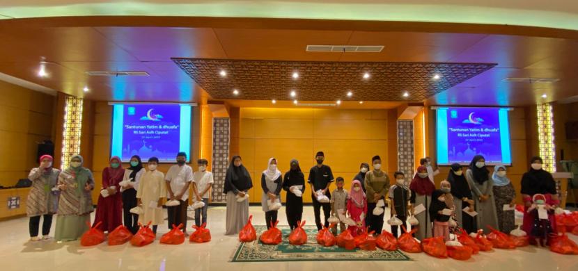 Dalam rangka mengisi bulan Ramadhan 1442 H/2022, RS Sari Asih Ciputat, Kota Tangerang Selatan, menggelar santunan kepada 100 orang yatim dan dhuafa, Jumat (22/4/2022).