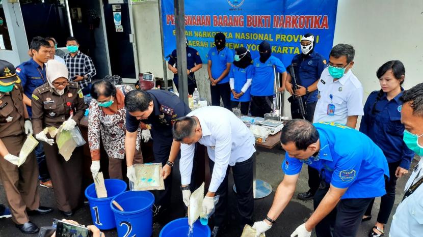 Dalam rangka menindaklanjuti hasil penindakan dan sebagai bentuk transparansi barang bukti, Bea Cukai Yogyakarta bersama BNNP DIY memusnahkan sejumlah 2.109,55 gram narkotika jenis sabu.