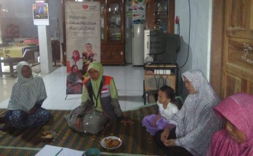 Dalam rangka meningkatkan kewaspadaan masyarakat Desa Berdaya Banjaranyar Kecamatan Balapulang Kabupaten Tegal terhadap penyebaran virus Corona, Rumah Zakat melalui Miska selaku fasilitator Desa Berdaya memberikan edukasi tentang Virus Corona di Majelis Taklim At Takwa, Jum