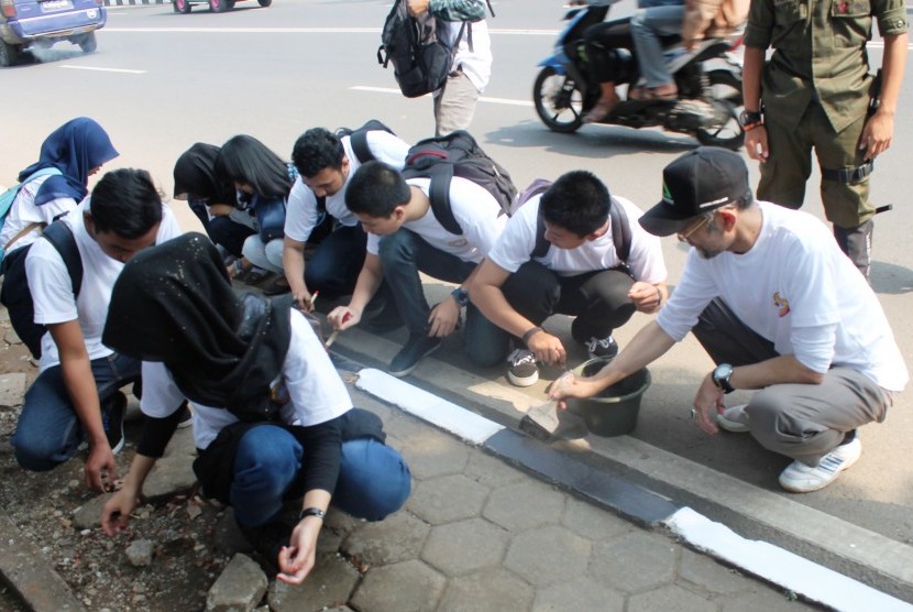 Dalam rangka menyambut Dies Natalis Universitas Sangga Buana (USB) yang ke -9,  Rektor USB Dr.H. Asep Effendi R SE,MSi (memakai topi) mengajak para mahasiswa mengecat trotoar jl PHH Mustofa, Kota Bandung , belum lama ini.