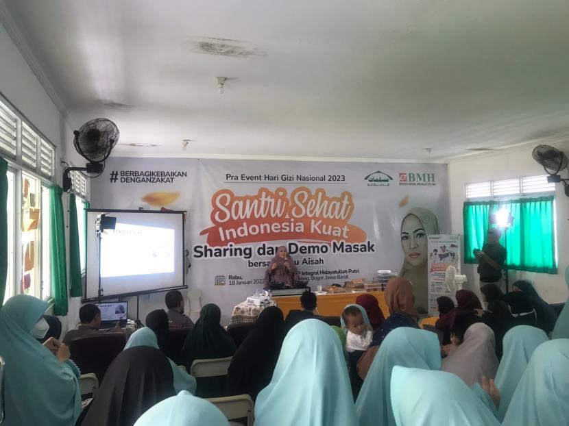 Dalam rangka menyambut Hari Gizi, Laznas BMH berkolaborasi dengan Vanilla Hijab menggelar acara demo masak di  SMP Putri  Hidayatullah Depok.