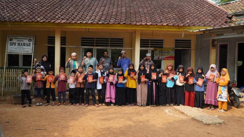 Dalam rangka menyambut Hari Santri, BWA mendistribusikan total 10.000 Al-Quranke Provinsi Jawa Barat, khususnya Cianjur dan Sukabumi, tanggal 11-18 Oktober 2023.