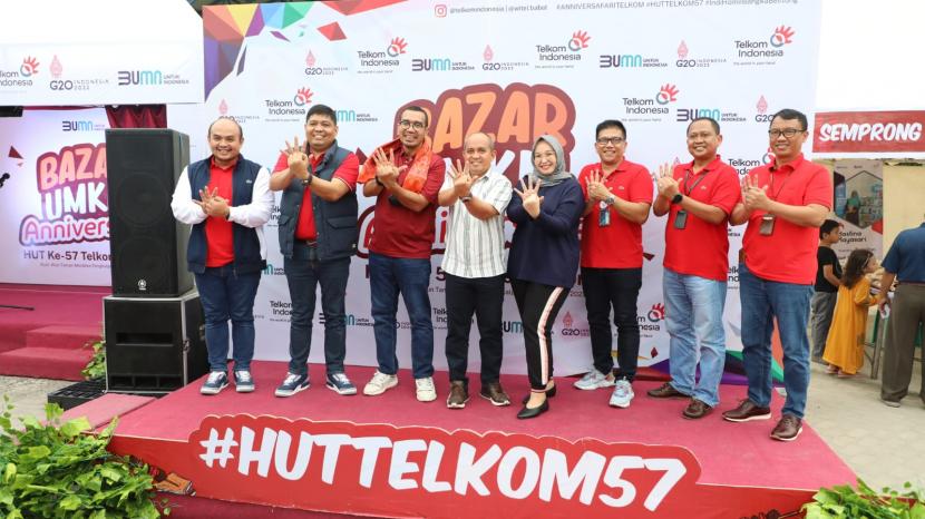 Dalam rangka menyambut Hari Ulang Tahun ke-57, PT Telkom Indonesia (Persero) Tbk (Telkom) sukses menggelar Bazar UMKM sebagai bagian dari rangkaian Anniversafari HUT ke-57 Telkom bertempat di Alun-alun kota Pangkalpinang, pekan lalu. Acara dihadiri oleh Walikota Pangkalpinang Maulan Aklil, Komisaris Telkom Arya Mahendra Sinulingga, dan Direktur Human Capital Managamenet Telkom Afriwandi.