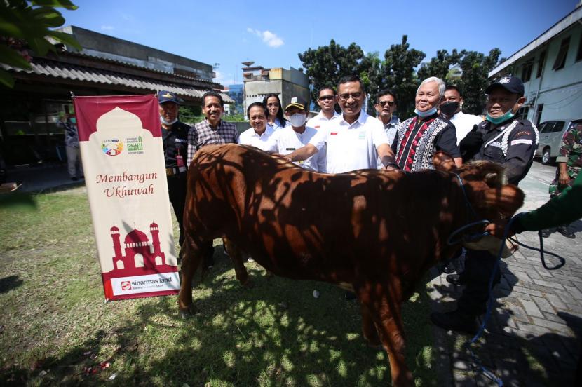 Dalam rangka menyambut Idul Adha 1443 Hijriah, Sinar Mas Land melalui Yayasan Muslim Sinar Mas Land (YMSML) menyalurkan 512 hewan qurban.