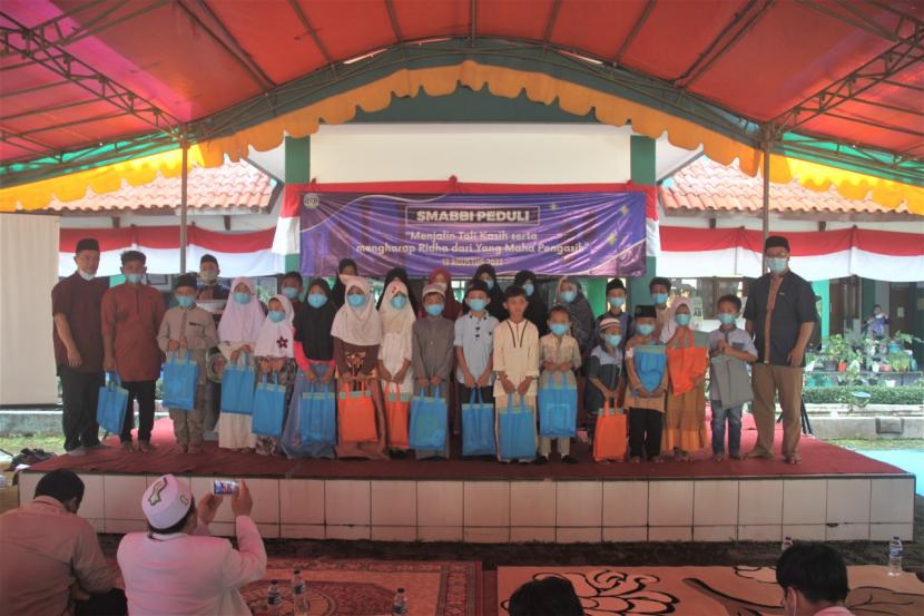 Dalam rangka menyambut Muharram 1444 H, Sekolah Bosowa Bina Insani (SBBI) Bogor menggelar acara santunan yatim yang dilaksanakan di tiap-tiap unit, dari KB-TK, SD, SMP dan SMA.