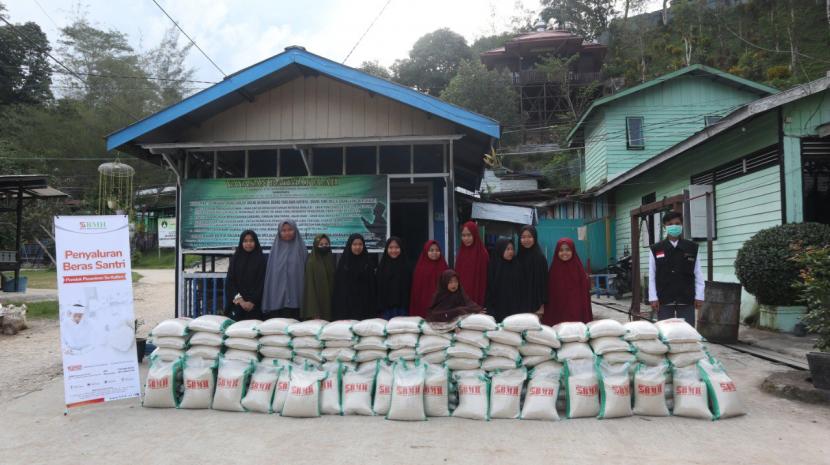 Dalam rangka menyambut Ramadhan 1443 H, BMH Gerai Samarinda menyalurkan 1,5 ton beras ke Panti Asuhan Rahmatullah, Lempake, Samarinda.  