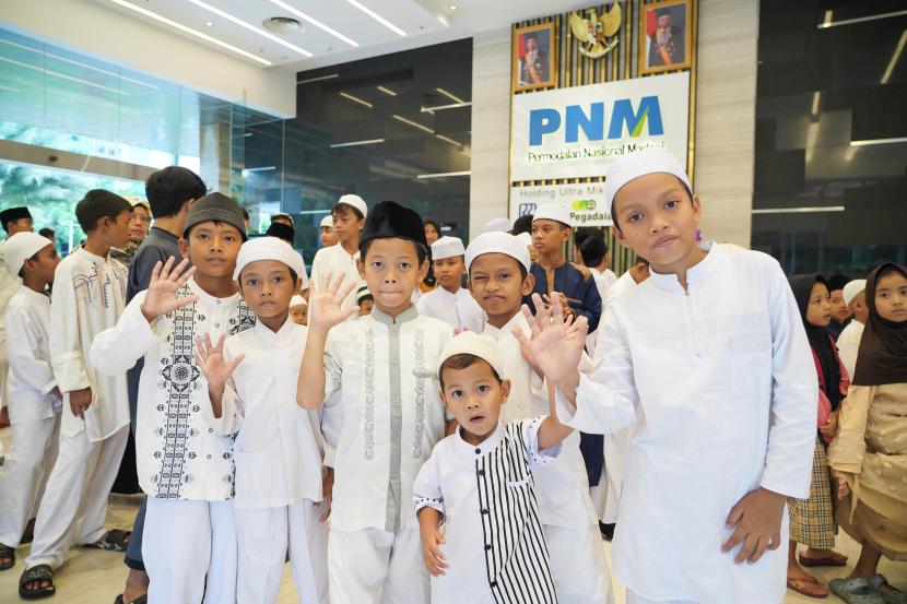 Dalam rangka menyambut Ramadhan, PT Permodalan Nasional Madani (PNM) melalui program PNM Peduli menggelar santunan anak yatim serentak di 62 cabang PNM di seluruh Indonesia.