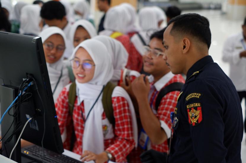 Dalam rangka menyebarluaskan informasi mengenai kepabeanan dan cukai kepada masyarakat, Bea Cukai memberikan sosialisasi kepada para pelajar sekolah menengah atas (SMA) dan/atau sederajat di wilayah Semarang, Jawa Tengah, dan Bandar Udara Internasional Jawa Barat (BIJB) Kertajati di Majalengka, Jawa Barat.