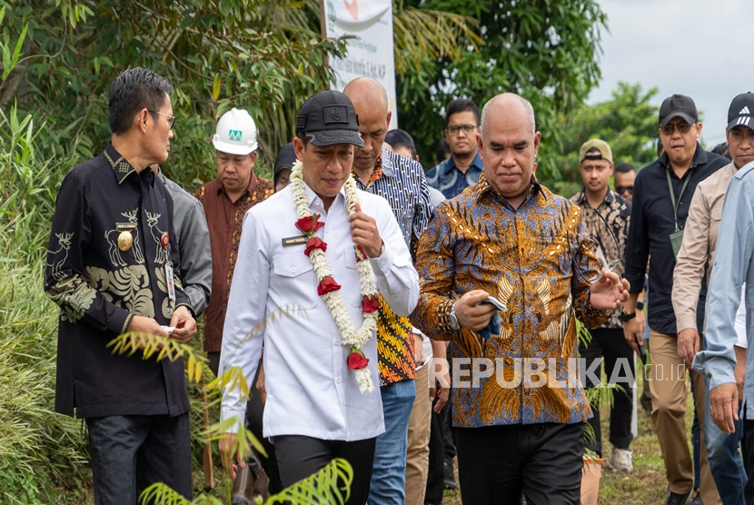 Dalam rangka menyusun roadmap pengurangan emisi gas rumah kaca (GRK), Menteri Lingkungan Hidup sekaligus Kepala Badan Pengendalian Lingkungan Hidup (BPLH), Hanif Faisol, mengunjungi PT Musim Mas di Kabupaten Pelalawan, Riau, pada Sabtu (23/11/2024).