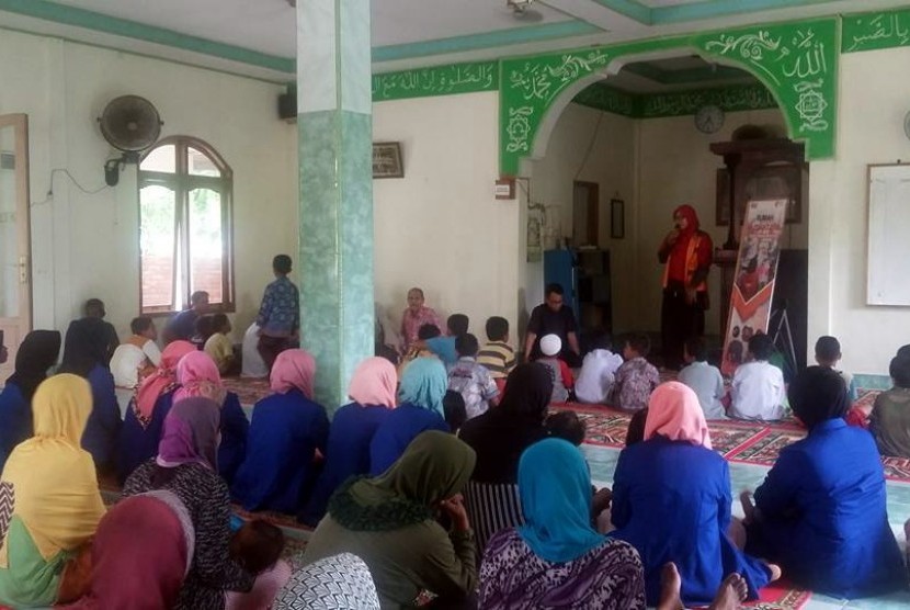 Dalam rangka pengembangan kreatifitas dan keterampilan, Relawan Rumah Zakat Sumatera Barat membuka program Rumah Nusantara yang dilaksanakan di Masjid Al - Ikhlas, Pasir Muara Ganting, Kel.Prp Tabing, Padang.