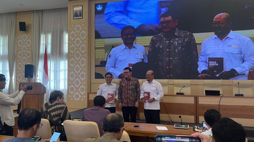 Dalam rangka peringatan Hari Kemerdekaan Republik Indonesia ke-79 dan Dies Natalis ke-75 Universitas Gadjah Mada (UGM), Direktorat Pengabdian Masyarakat UGM bersama Lembaga Kajian Independen Sustainitiate meluncurkan buku bertajuk Menuju Indonesia Emas yang Berkeadilan, Bermartabat, Berkelanjutan, dan Berketahanan Iklim.