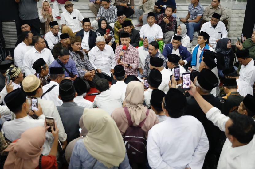 Dalam rangka perpisahan dengan Gubernur Jawa Tengah Ganjar Pranowo yang purnatugas pada 5 September ini, ratusan kiai se-Jawa Tengah temui Ganjar di Puri Gedeh, Kota Semarang. 