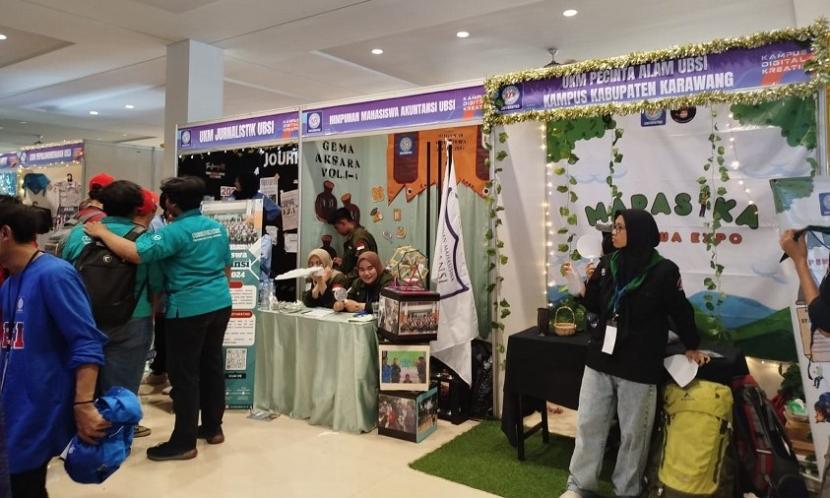 Dalam rangka Seminar Motivasi (SEMOT) Universitas BSI 2024 yang dilaksanakan di BSI Convention Center (Convex) pada hari Ahad (22/9/2024), kegiatan Ormawa Expo jadi ajang seru bagi Unit Kegiatan Mahasiswa (UKM) untuk mengenalkan diri dan menarik mahasiswa baru.