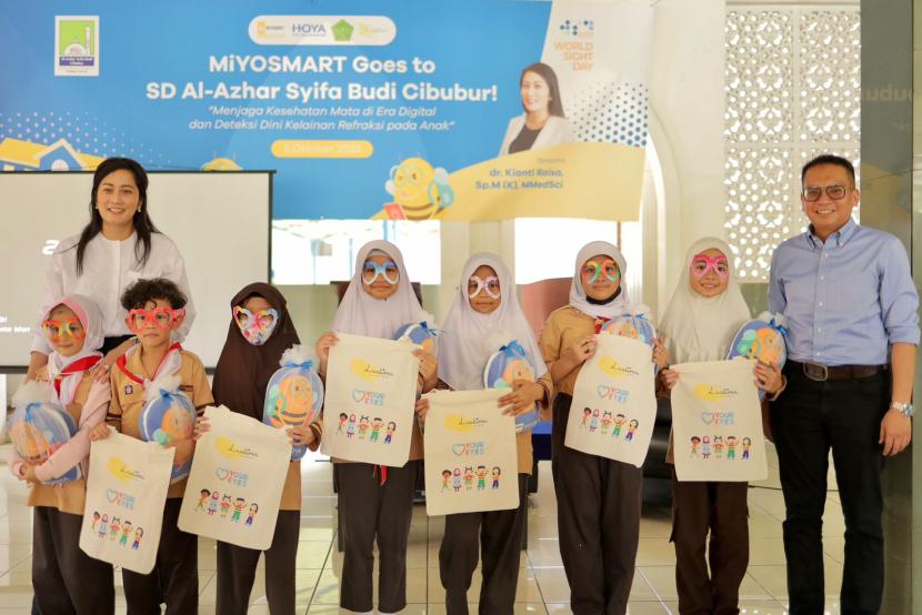 Dalam rangka turut memeriahkan World Sight Day (WSD) atau Hari Penglihatan Dunia yang diperingati tiap minggu kedua bulan Oktober, produsen lensa kacamata dari Jepang, HOYA Vision Care menggelar acara MiYOSMART Goes to School di SD Al Azhar Syifa Budi Cibubur.