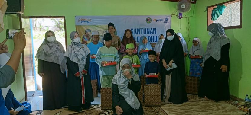 Dalam rangkaian acara Pekan Muharram 1443 H, KB-TK Bosowa Bina Insani Bogor menyalurkan santunan untuk anak yatim dan dhuafa binaan DT Peduli di Baitul Quran Desa Cinangka, Ciampea, Bogor, Rabu (25/8).  