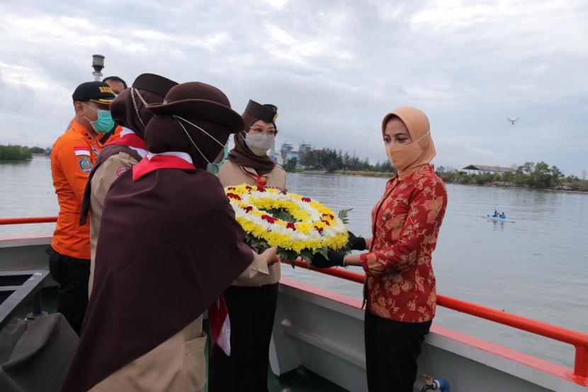 Dalam rangkaian menyambut Hari Pahlawan tanggal 10 November, Ketua Kwartir Daerah Provinsi Kepulauan Bangka Belitung (Kakwarda Babel), Melati Erzaldi melanjutkan kegiatannya dengan menabur bunga dari atas Kapal Basarnas hari ini, Ahad (8/11).