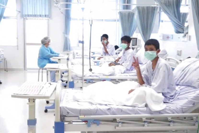 Dalam sebuah video tampak tiga dari 12 anak yang terjebak di gua di Sae Mai, Chiang Mai, Thailand, sedang dirawat di rumah sakit, (11/7).