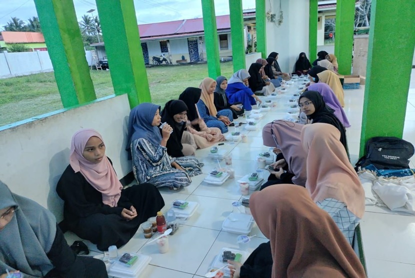 Dalam semarak bulan Ramadhan yang penuh berkah, sebuah inisiatif hangat diadakan di hari ke-16 Ramadhan 1445 H (27/3/24), membawa keceriaan bagi 100 anak santri di daerah Tobelo, Halmahera Utara.