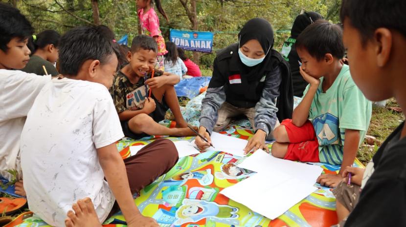Dalam situasi pascabencana, anak-anak menjadi pihak paling rentan mengalami trauma. Untuk itu, dibutuhkan pendampingan khusus secara psikologis bagi anak-anak yang menjadi korban bencana. Seperti yang terjadi di pengungsian korban gempa Mamuju-Majene, Sulawesi Barat.