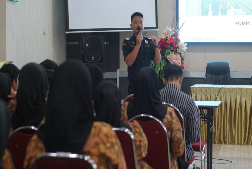 Dalam suasana hari Pendidikan Nasional Nasional, Bea Cukai kembali mengenalkan perannya kepada para pelajar dan mahasiswa di wilayah Malang dan Palembang. Tidak sendiri, di Palembang Bea Cukai juga melaksanakan kegiatan bersama berbagai instansi lainnya di lingkungan Kementerian Keuangan (Kemenkeu Satu).